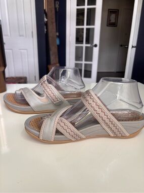 NEW Women’s Baretraps Denni Wedge Sandal